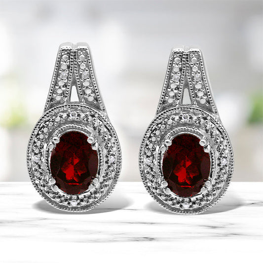 Pendientes de Plata Fina de .925 con Acentos de Diamante y Granate Rojo Ovalado de 8x6mm (Color I-J, Claridad I1-I2)