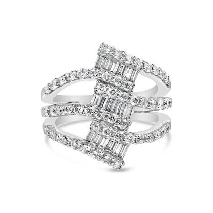 Anillo de cóctel en oro blanco de 18K con diseño entrecruzado y vástago dividido de 1 3/4 quilates de diamantes