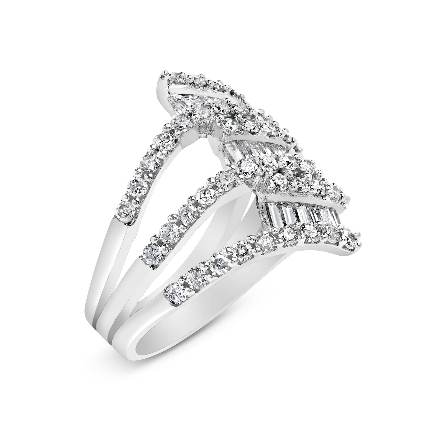 Anillo de cóctel en oro blanco de 18K con diseño entrecruzado y vástago dividido de 1 3/4 quilates de diamantes