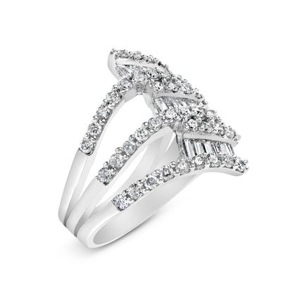Anillo de cóctel en oro blanco de 18K con diseño entrecruzado y vástago dividido de 1 3/4 quilates de diamantes