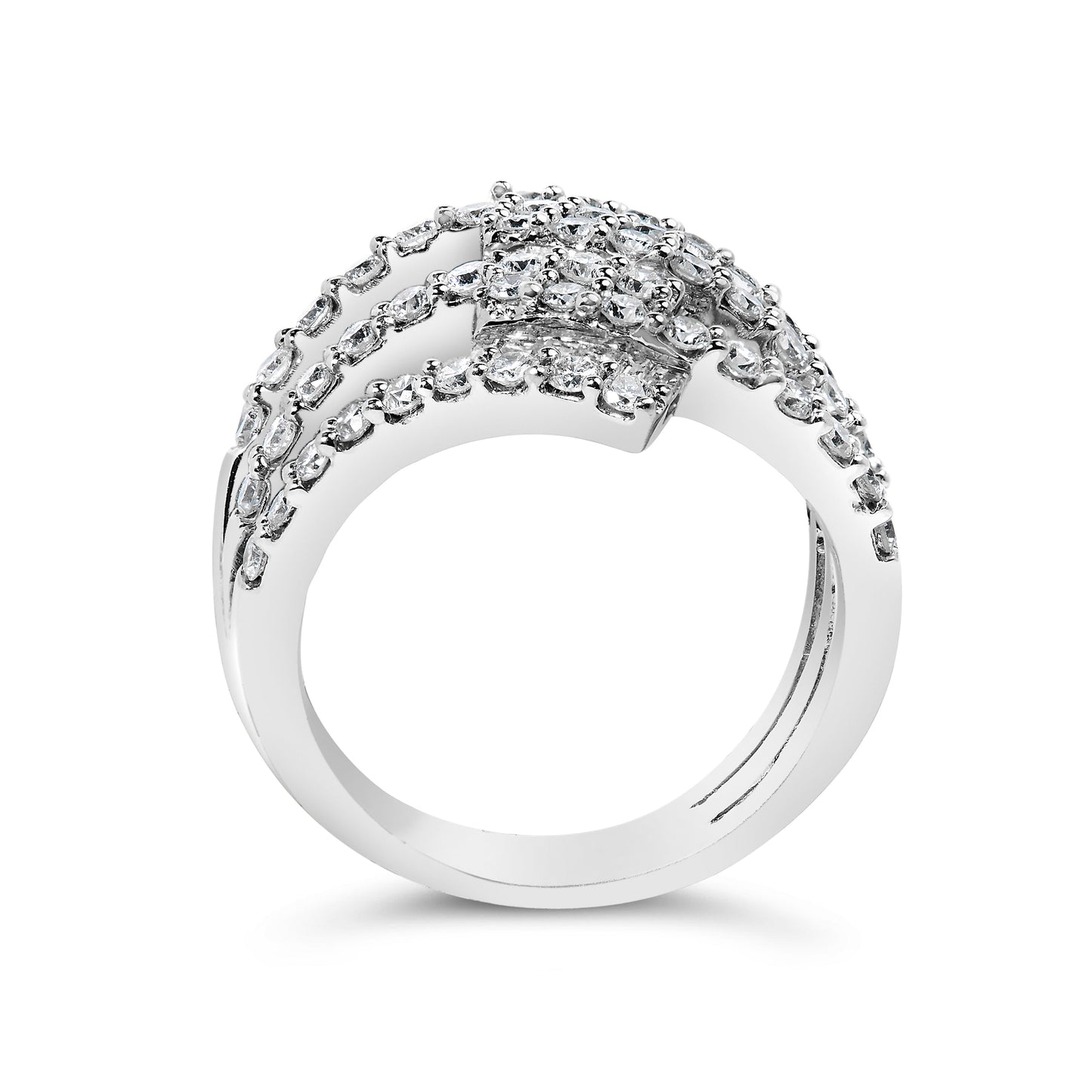 Anillo de cóctel en oro blanco de 18K con diseño entrecruzado y vástago dividido de 1 3/4 quilates de diamantes
