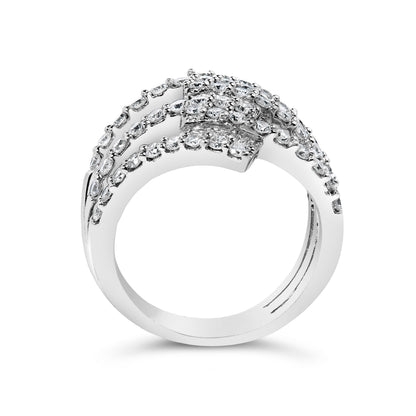 Anillo de cóctel en oro blanco de 18K con diseño entrecruzado y vástago dividido de 1 3/4 quilates de diamantes