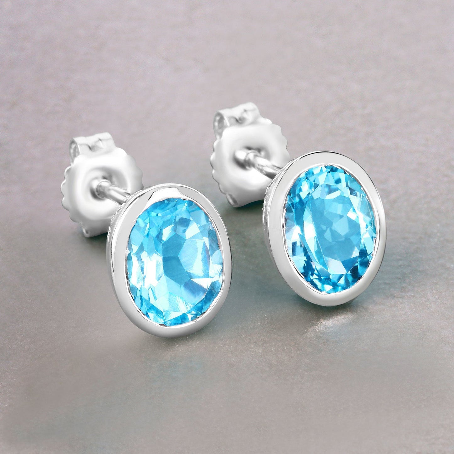 Pendientes de plata de ley .925 con topacio azul suizo auténtico de 4,00 quilates