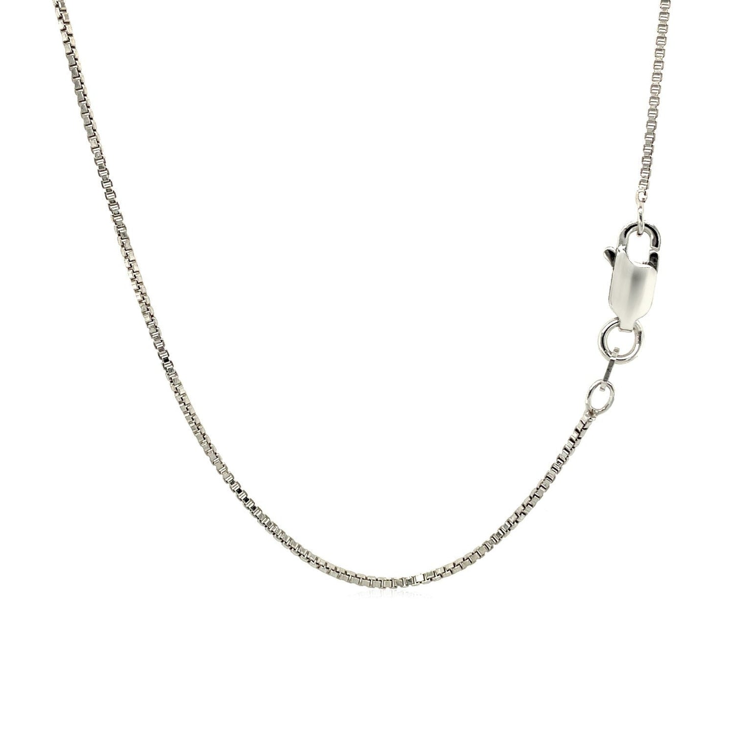 Colgante de plata de ley con un diseño de nudo de amor texturizado con surcos