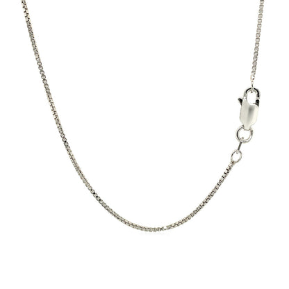 Colgante de plata de ley con un diseño de nudo de amor texturizado con surcos