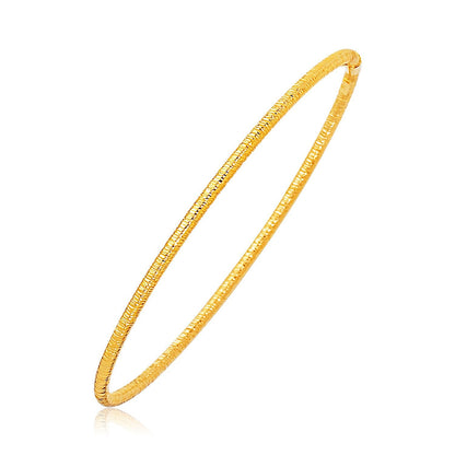 Pulsera apilable fina con textura de oro amarillo de 14 quilates