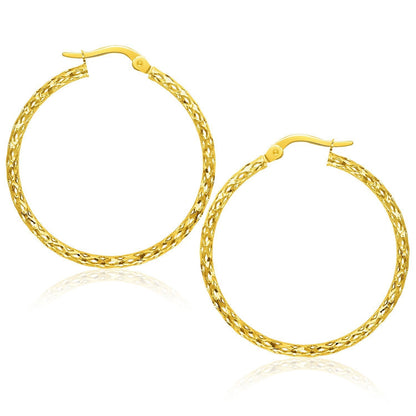 Aretes de aro grandes texturizados en oro amarillo de 10k