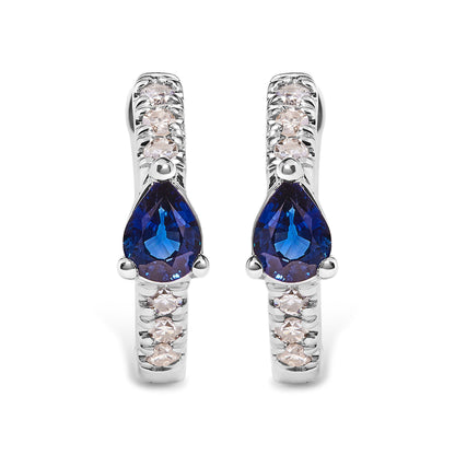 Pendientes de aro tipo huggie de zafiro azul con forma de pera de oro blanco de 10 qt y diamantes de 1/10 Cttw (color H-I, claridad I1-I2)
