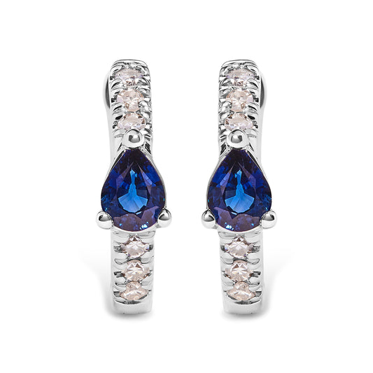 Pendientes de aro tipo huggie de zafiro azul con forma de pera de oro blanco de 10 qt y diamantes de 1/10 Cttw (color H-I, claridad I1-I2)