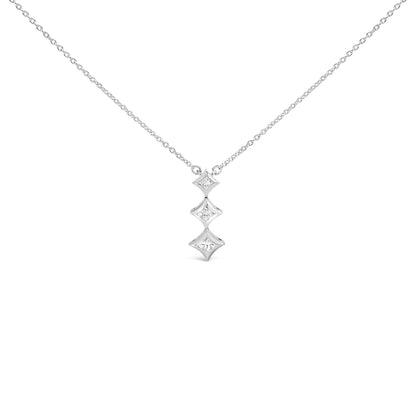 Collar con Colgante de Oro Blanco de 10K, 1/5 Cttw, con 3 Piedras de Diamantes Corte Princesa, 18" (Color H-I, Claridad SI2-I1)