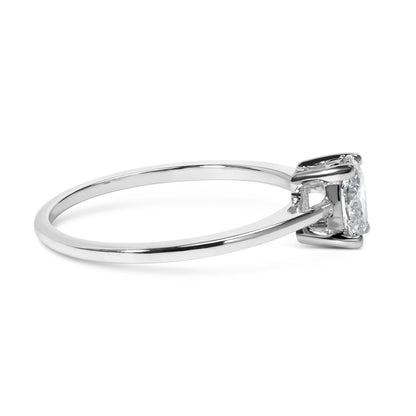Anillo de compromiso solitario de oro blanco de 14K con diamante de laboratorio ovalado de 1/2 quilate de peso total y 4 puntas (color F-G, claridad VS2-SI1) - Talla 7