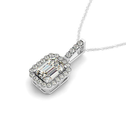 Colgante de halo con diamante central esmeralda en oro blanco de 14k (1 1/5 quilates en total)