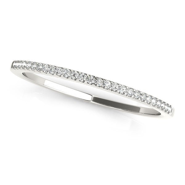Anillo de boda fino redondo de oro blanco de 14k con pavé (1/10 quilates en total)