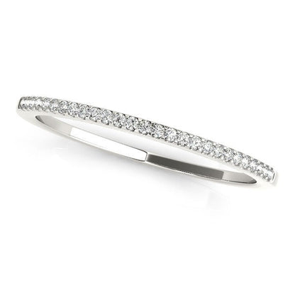 Anillo de boda fino redondo de oro blanco de 14k con pavé (1/10 quilates en total)