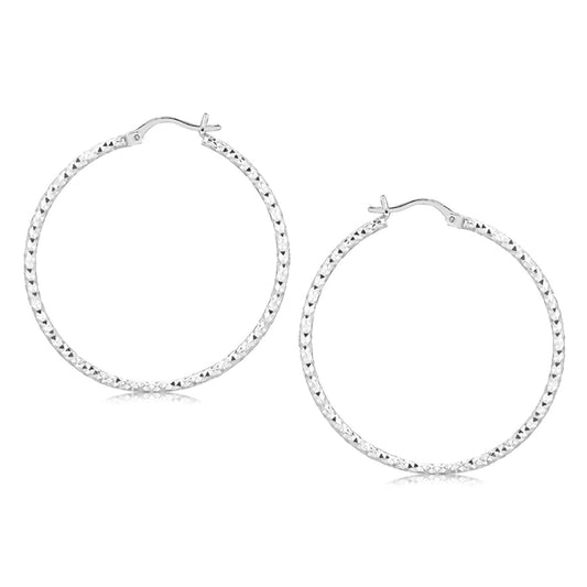 Pendientes de aro grandes de estilo facetado de plata de ley con baño de rodio