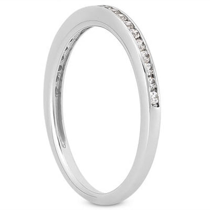 Anillo de boda de oro blanco de 14k con perfil delgado y diamantes engastados en carril