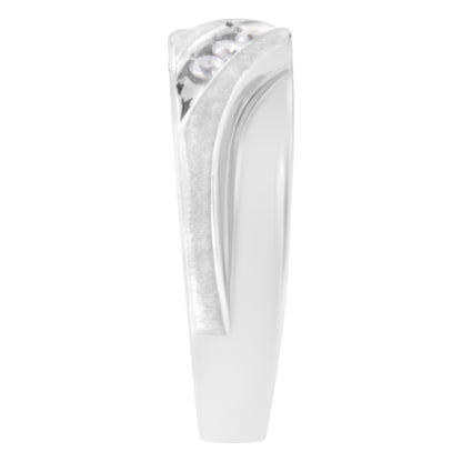 Anillo de boda para hombre de oro blanco de 10K con tres piedras de diamantes engastadas en canal de 1/10 quilates (color I-J, claridad I1-I2) - Talla 10
