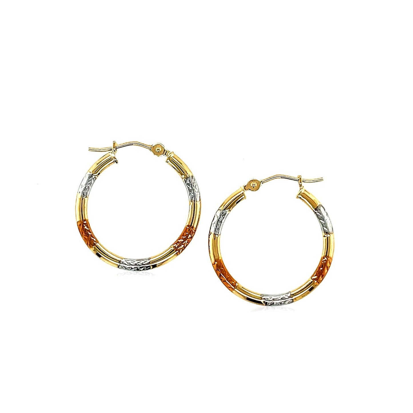 Pendientes de aro clásicos de oro tricolor de 10k con detalles de corte de diamante