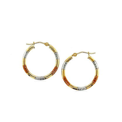 Pendientes de aro clásicos de oro tricolor de 10k con detalles de corte de diamante