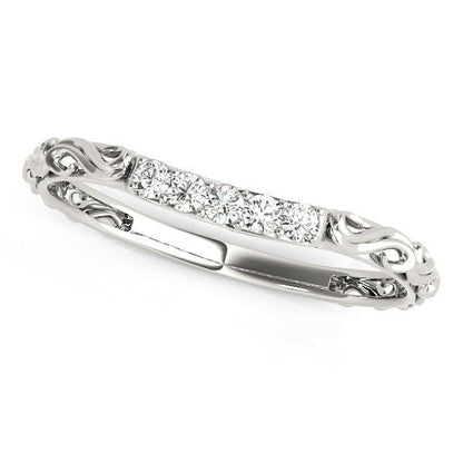 Alianza de boda curva de oro blanco de 14k con diamantes de estilo antiguo (1/10 ct. peso total)