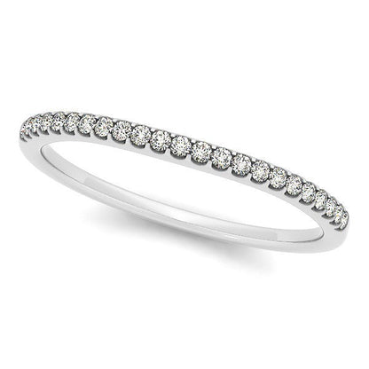 Alianza de boda de oro blanco de 14k con engaste festoneado y diamantes redondos (1/10 quilates en total)