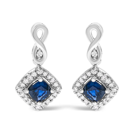 Pendientes colgantes con forma de cojín de oro blanco de 10K con zafiro azul y halo de diamantes (Color I-J, Claridad I1-I2)