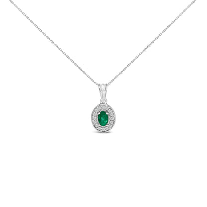 Collar con colgante de halo de esmeralda verde ovalada de 6x4 mm y diamantes en oro blanco de 14 quilates - 45 cm