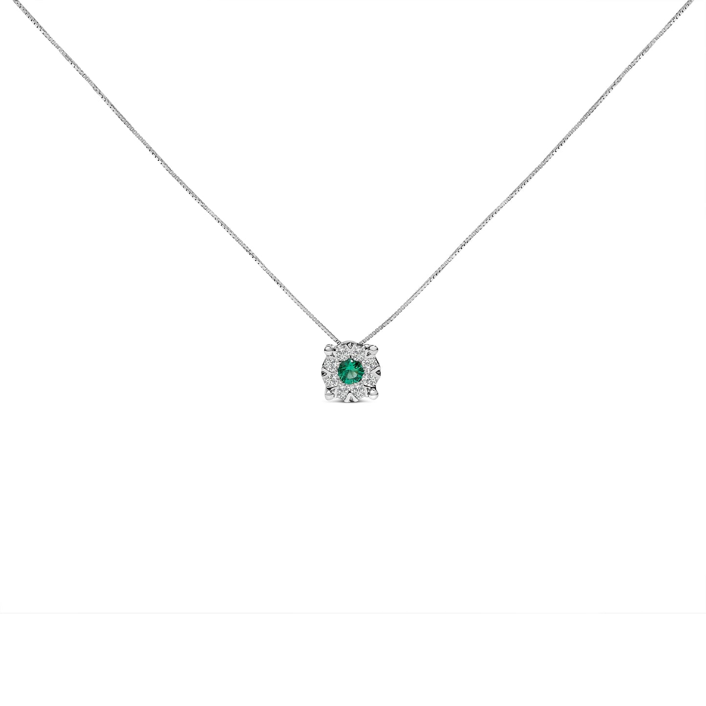Collar con colgante de 4 mm en oro blanco de 14K con esmeralda verde y halo de diamantes de 1/3 Cttw en composición, 18" (color F-G, claridad VS2-SI1)