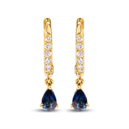 Pendientes de aro tipo Huggie con colgante de gota de zafiro azul con forma de pera de oro amarillo de 10 qt y diamantes de 1/10 ct. (color H-I, claridad I1-I2)