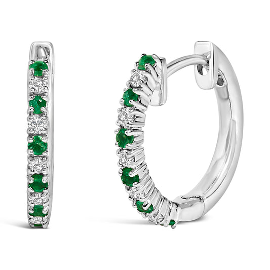 Pendientes de aro tipo Huggy de oro blanco de 10K con esmeraldas alternas y diamantes de 1/10 Cttw (color I-J, claridad I1-I2)