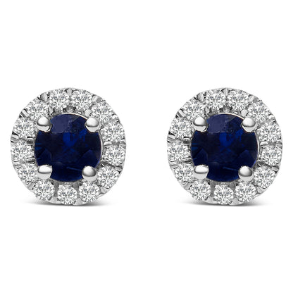 Pendientes de oro blanco de 10K con zafiro azul redondo de 3,25 mm x 3,25 mm y halo de diamantes de 1/10 Cttw (color I-J, claridad I1-I2)