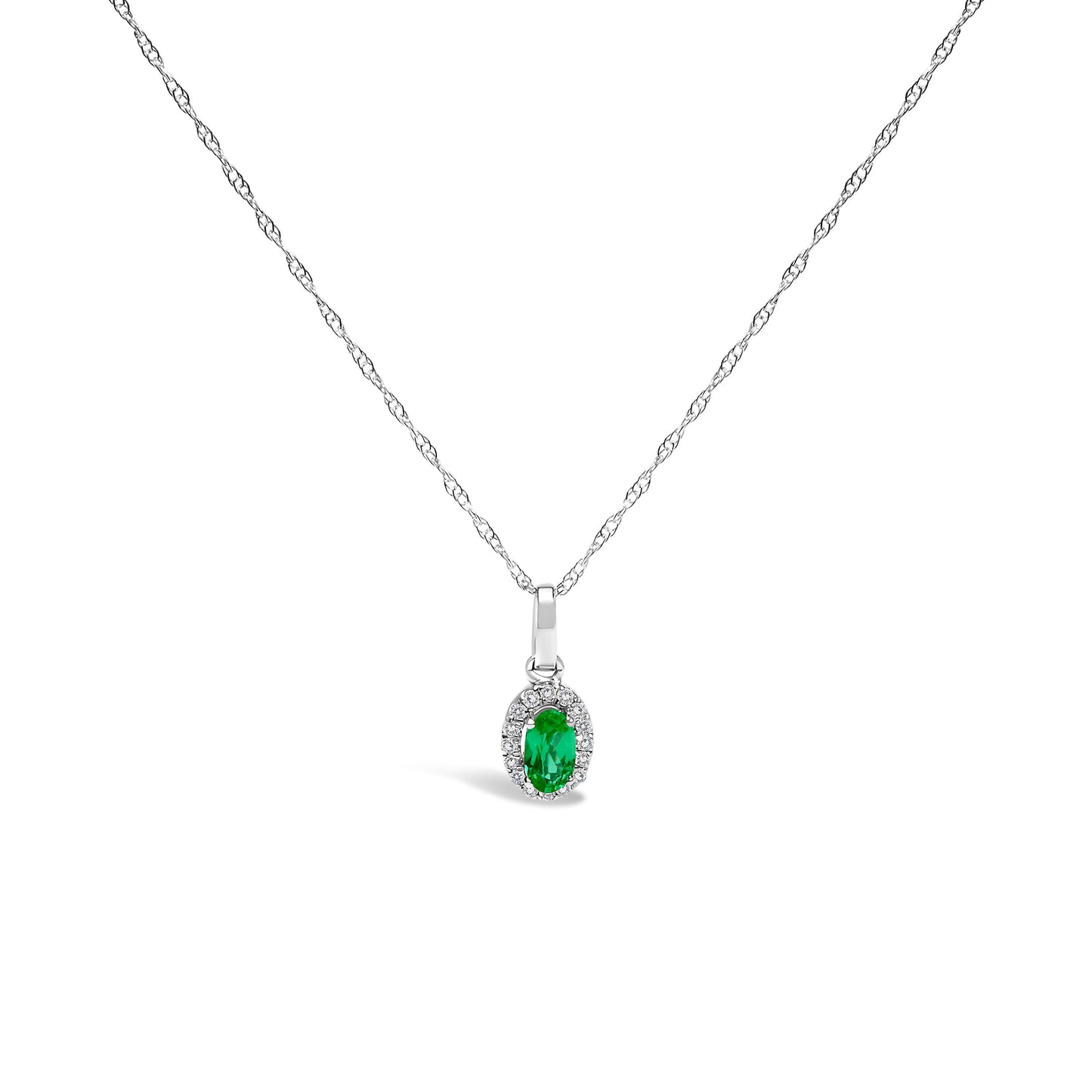 Collar con colgante de oro blanco de 10K, esmeralda verde de 5x3 mm y halo de acento de diamante, forma ovalada de 45,7 cm (color I-J, claridad I1-I2)