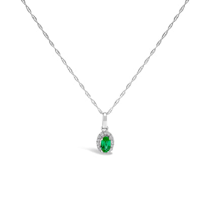 Collar con colgante de oro blanco de 10K, esmeralda verde de 5x3 mm y halo de acento de diamante, forma ovalada de 45,7 cm (color I-J, claridad I1-I2)