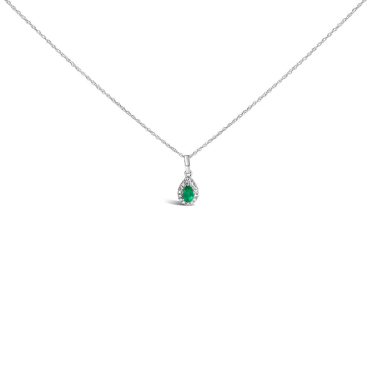 Colgante de oro blanco de 10K con esmeralda verde de 5x3 mm y diamantes en forma de pera, con halo, de 18" (color I-J, claridad I1-I2)