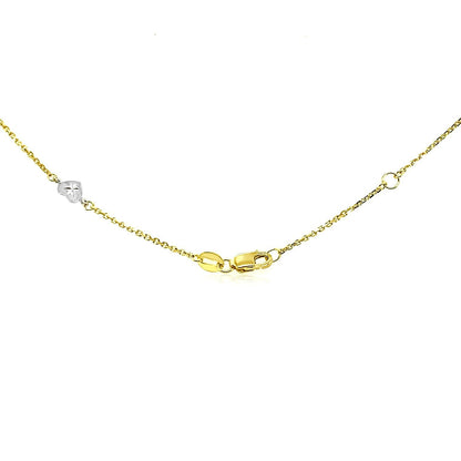 Tobillera de oro de 14k de dos tonos con estaciones de corazón de estilo tallado con diamante