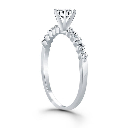 Anillo de compromiso de oro blanco de 14 quilates con diamantes y acentos de diamantes engastados en garras compartidas