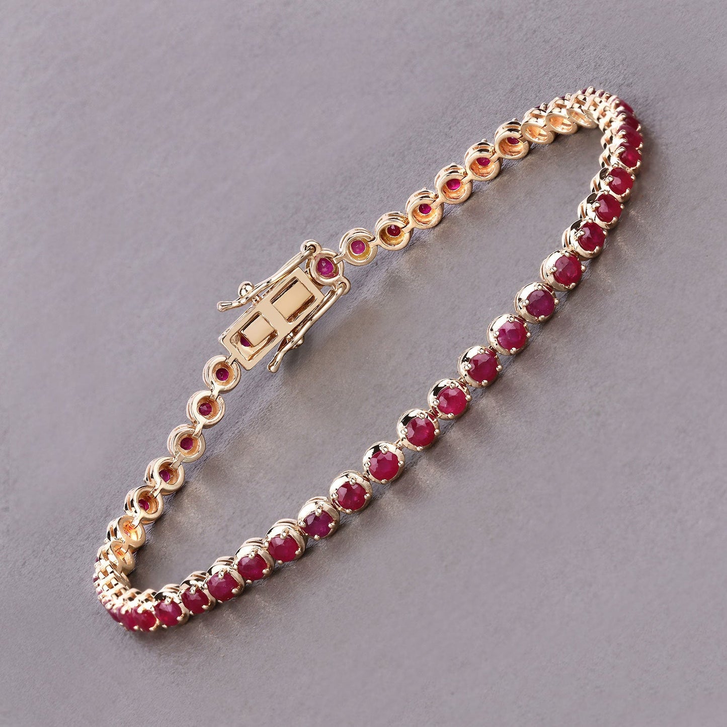 Pulsera de oro amarillo de 14K con rubí genuino de Mozambique de 3,13 quilates
