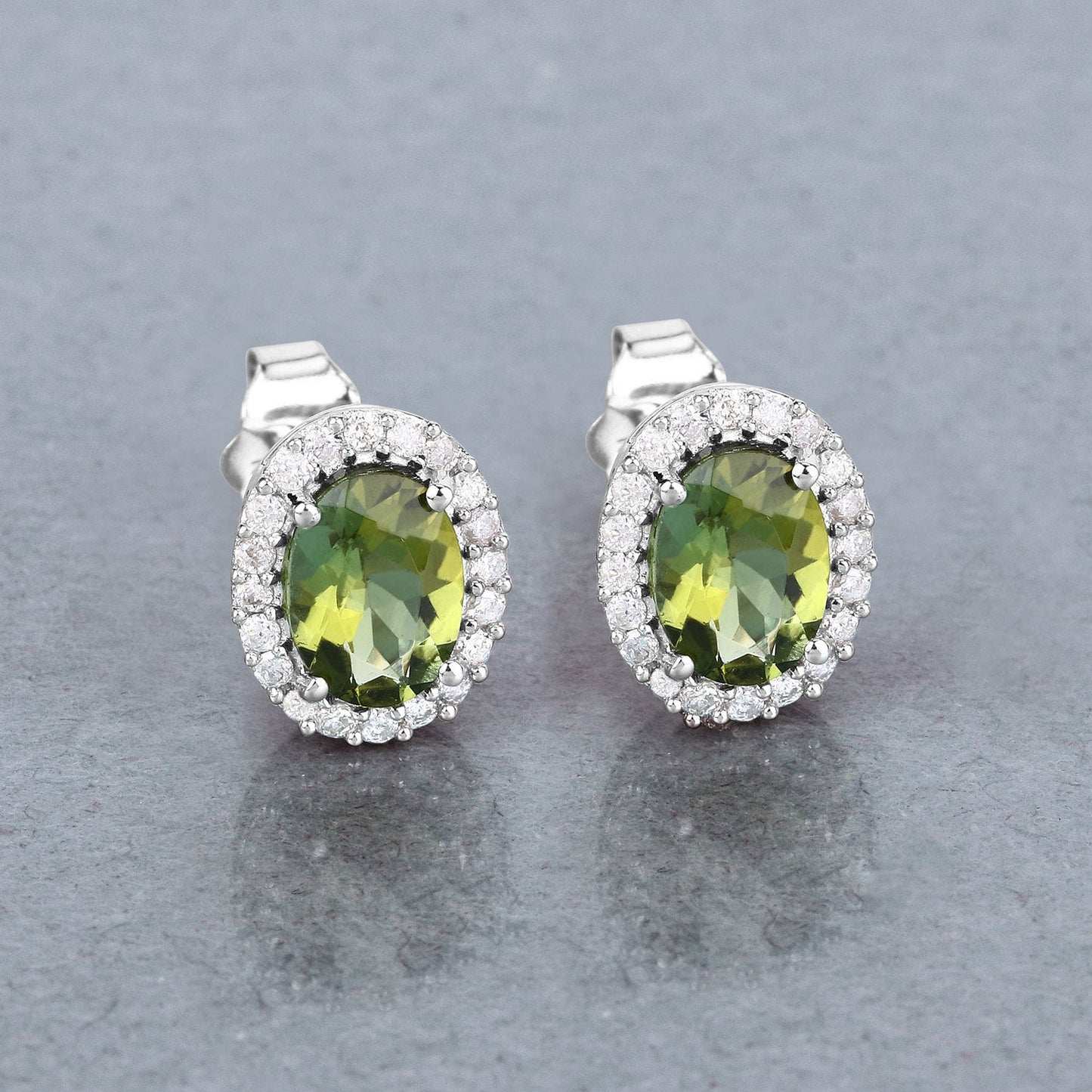 Pendientes de oro blanco de 14 quilates con turmalina verde auténtica de 1,92 quilates y diamantes blancos