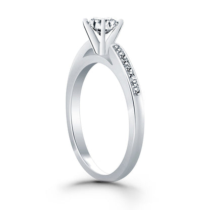 Anillo de compromiso tipo catedral con diamantes y engaste de canal de oro blanco de 14k