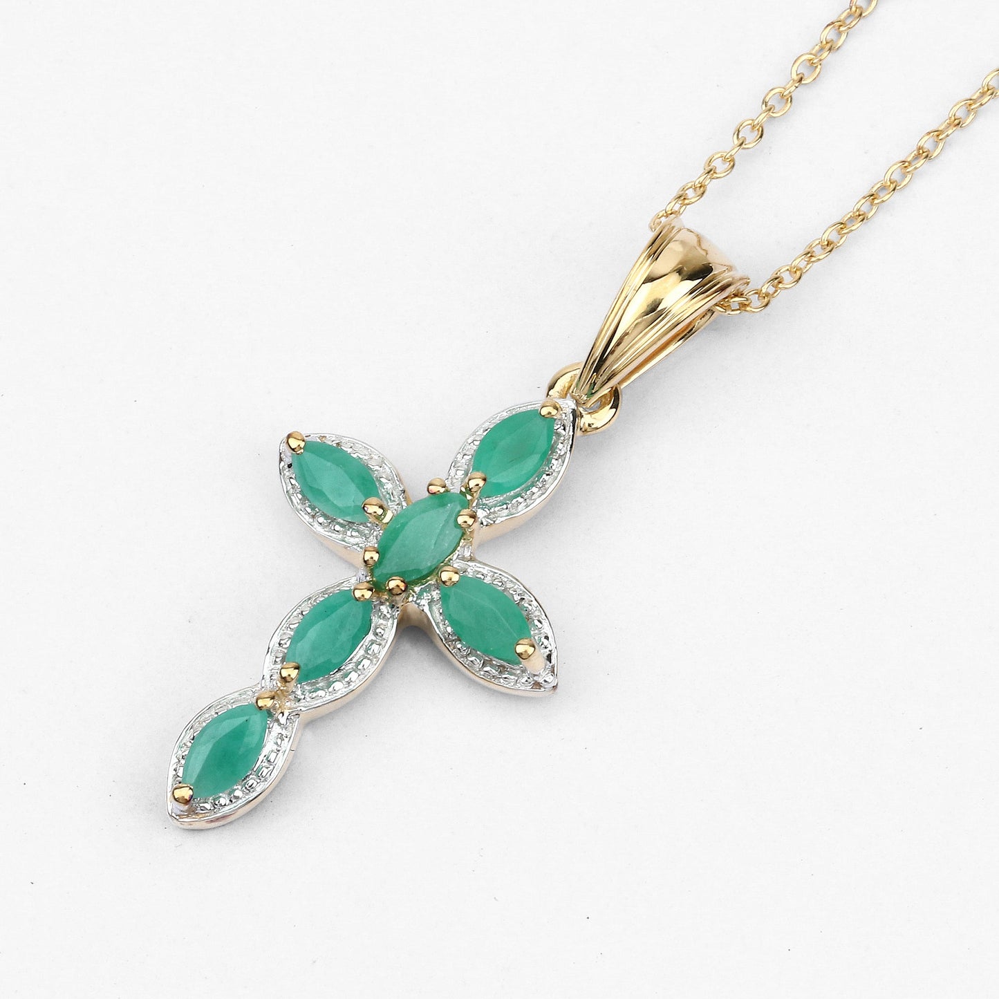 Colgante de plata de ley .925 con baño de oro amarillo de 18K y esmeralda natural de 0.84 quilates