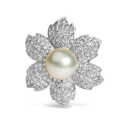 Broche con diseño floral de oro blanco de 18K con 2 3/4 Cttw de diamantes y perlas cultivadas de agua dulce de 12.5 MM (color G-H, claridad VS1-VS2)