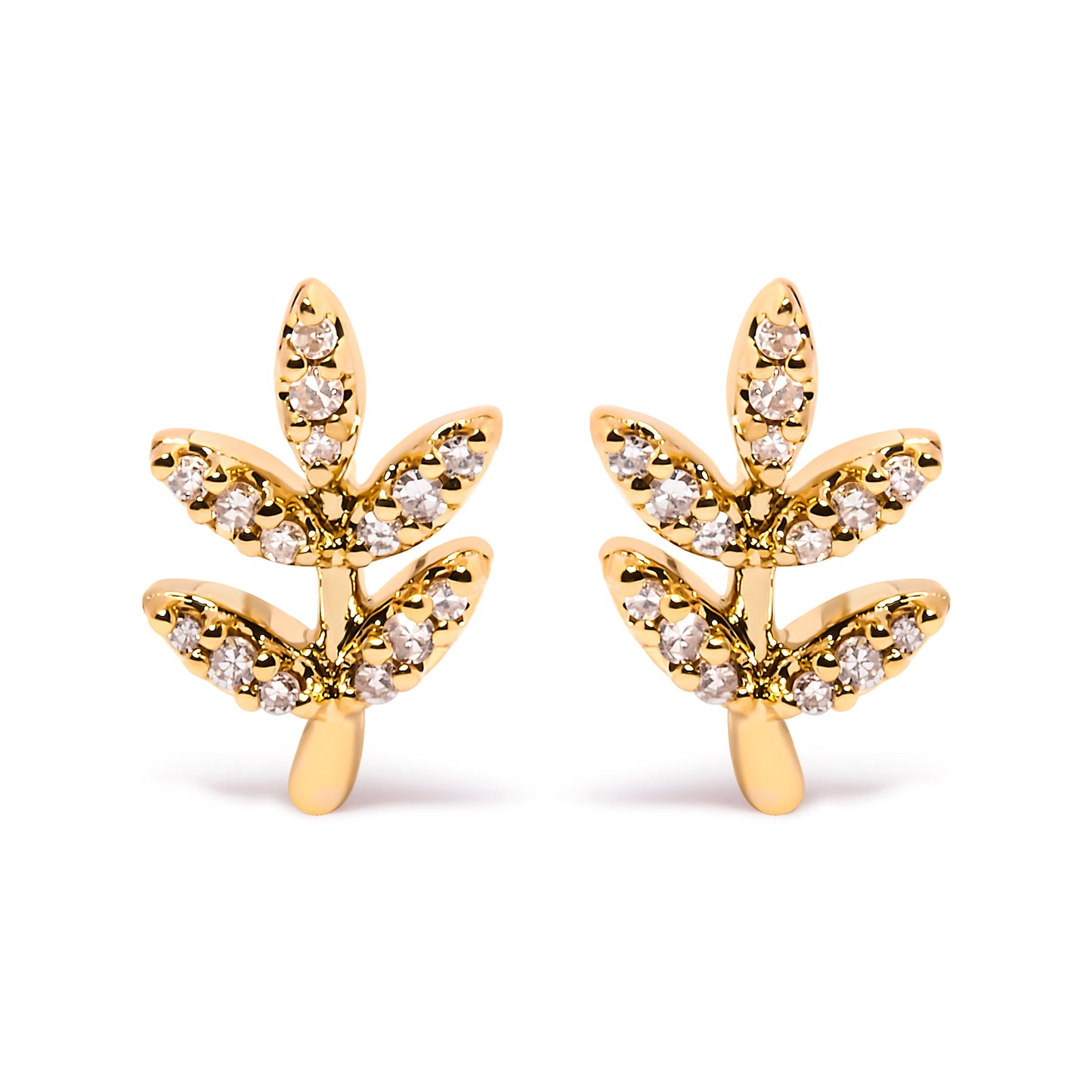 Pendientes de botón de hoja y rama acentuados con diamantes de oro amarillo de 10 qt y 1/10 ct (color H-I, claridad I1-I2)