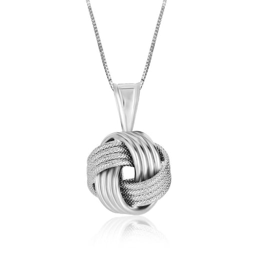 Colgante de plata de ley con un diseño de nudo de amor texturizado con surcos