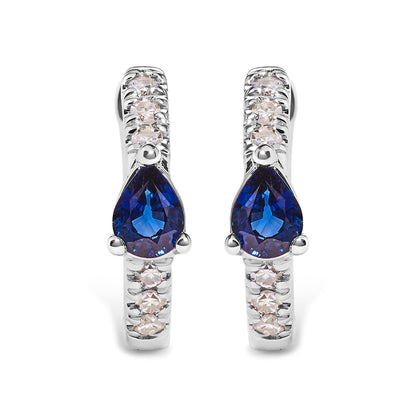 Pendientes de aro tipo huggie de zafiro azul con forma de pera de oro blanco de 10 qt y diamantes de 1/10 Cttw (color H-I, claridad I1-I2)