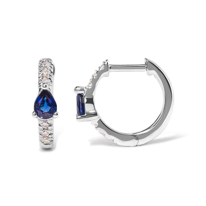 Pendientes de aro tipo huggie de zafiro azul con forma de pera de oro blanco de 10 qt y diamantes de 1/10 Cttw (color H-I, claridad I1-I2)