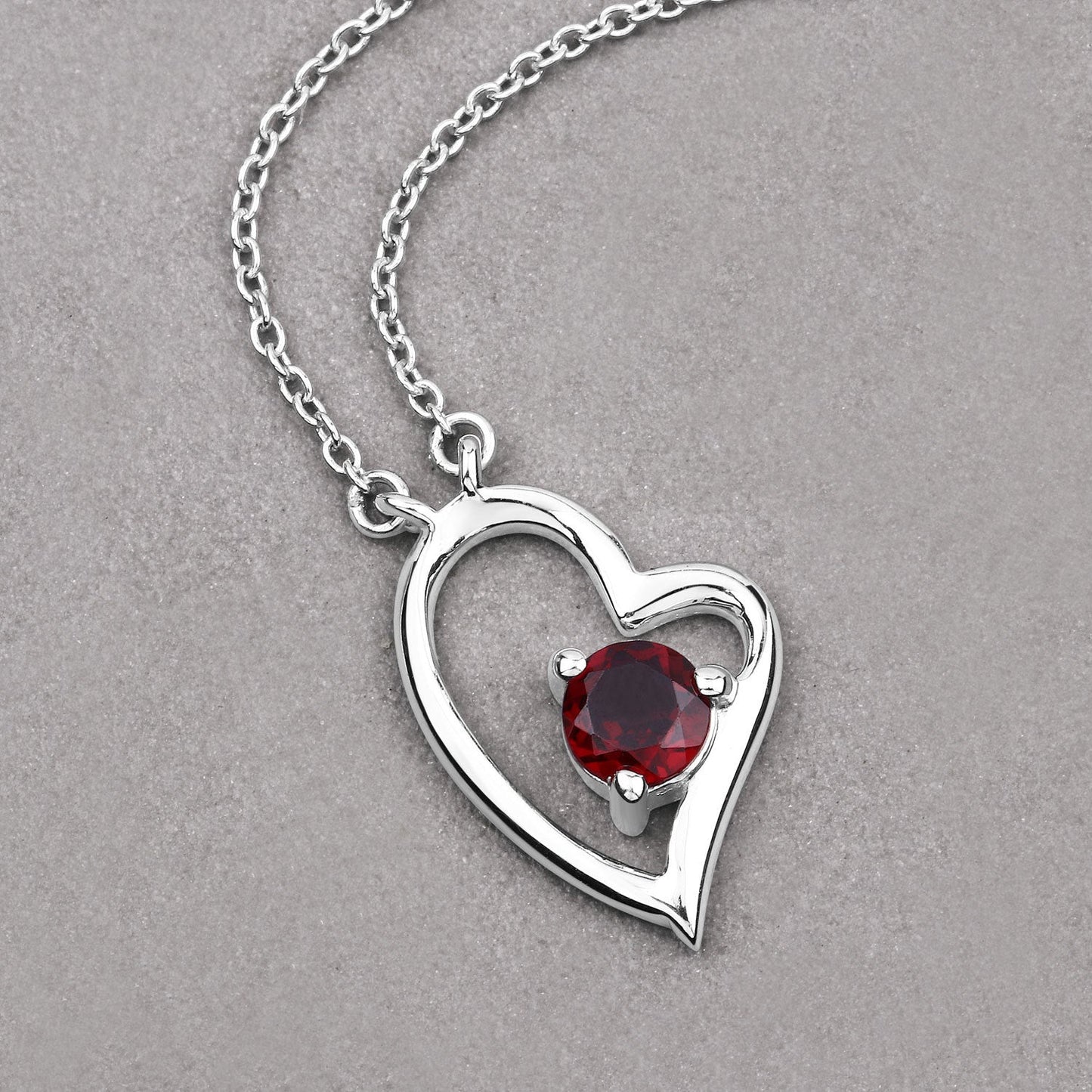 Collar de plata de ley .925 con granate auténtico de 0,60 quilates