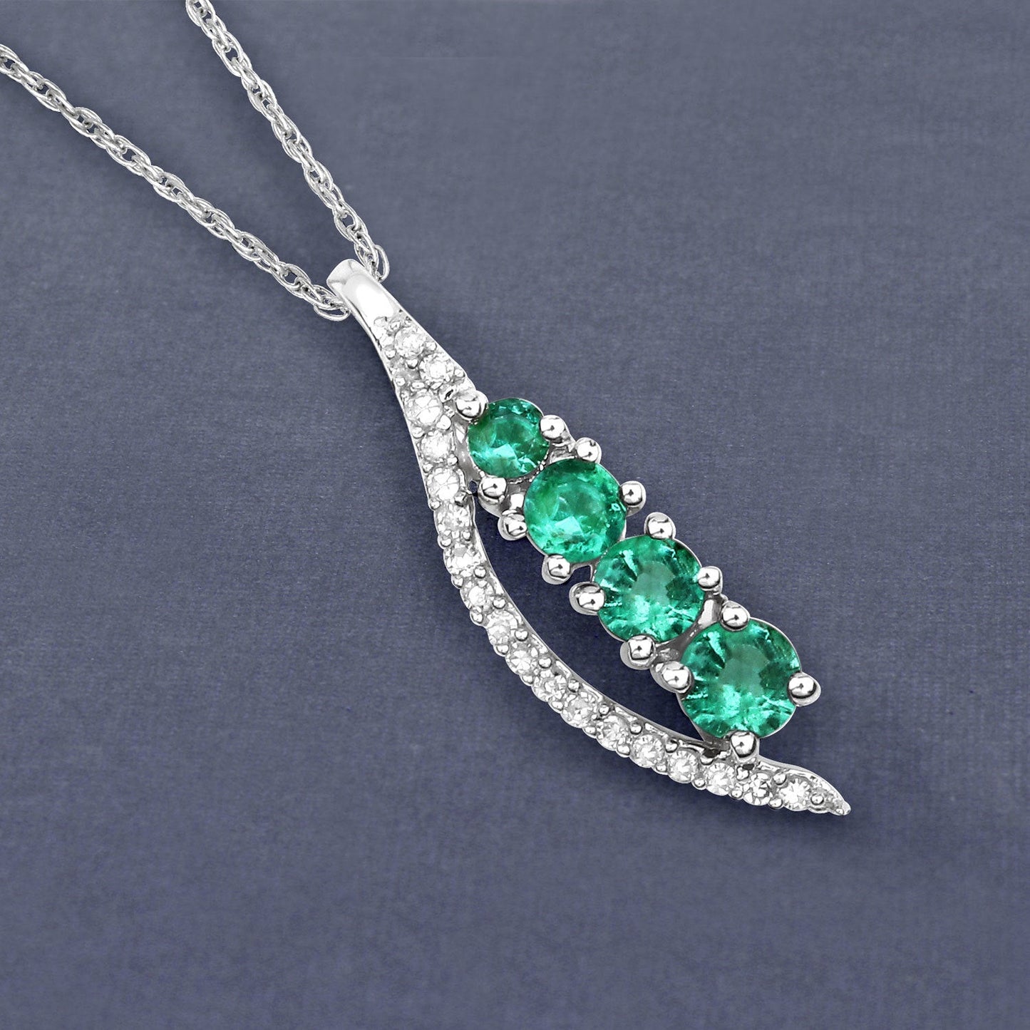 Colgante de oro blanco de 14 quilates con esmeralda zambiana auténtica de 0,34 quilates y diamantes blancos