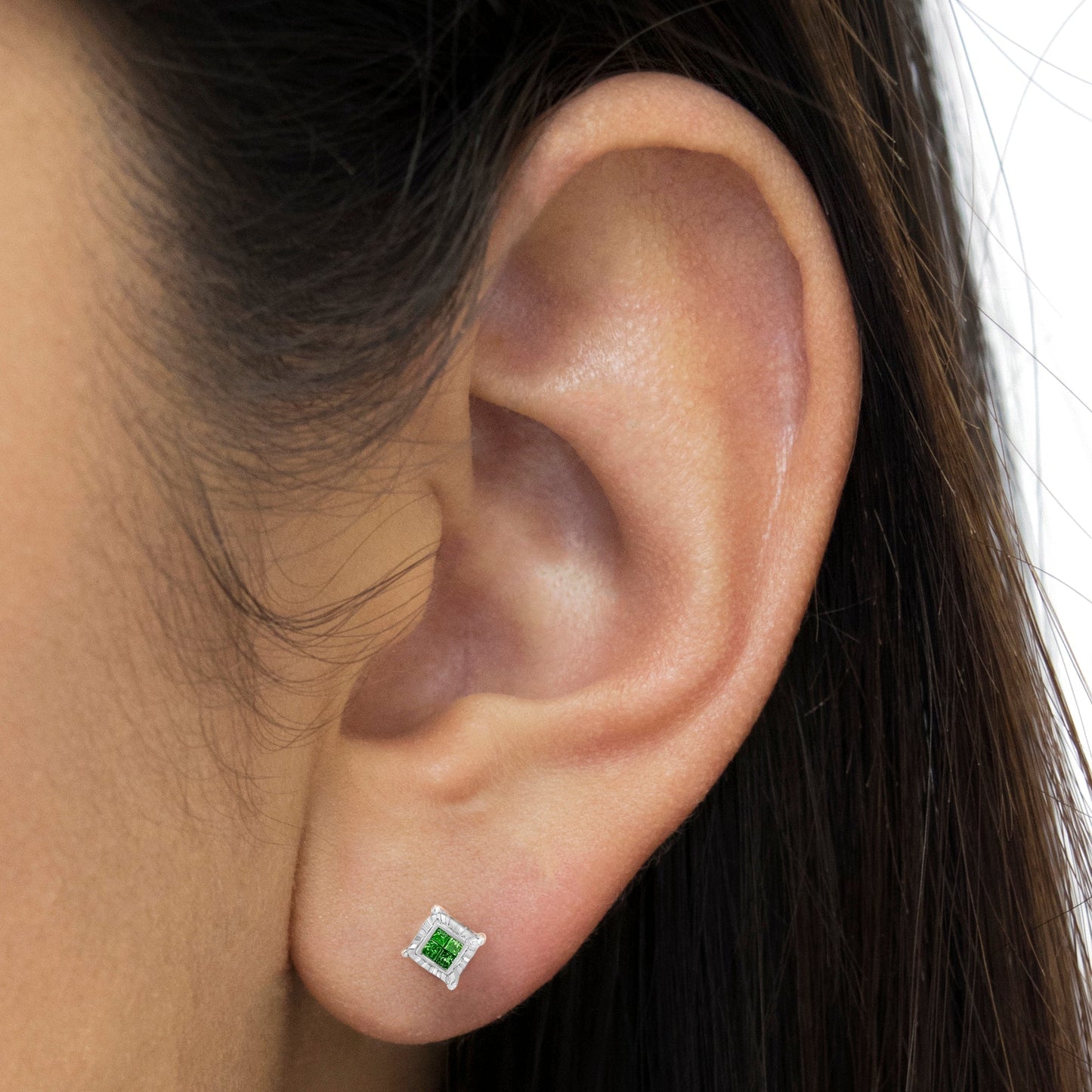 Pendientes de Plata de Ley con Diamantes de Princesa Tratados en Color (1/2 qt, Color Verde, Claridad I1-I2)