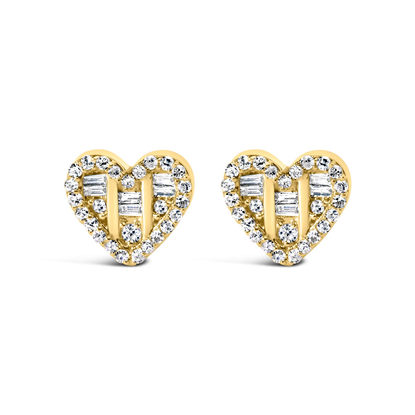 Pendientes con forma de corazón en oro amarillo de 14 quilates chapado en plata de ley .925 con diamantes redondos y baguette de 1/2 quilate en total (color I-J, claridad SI2-I1)