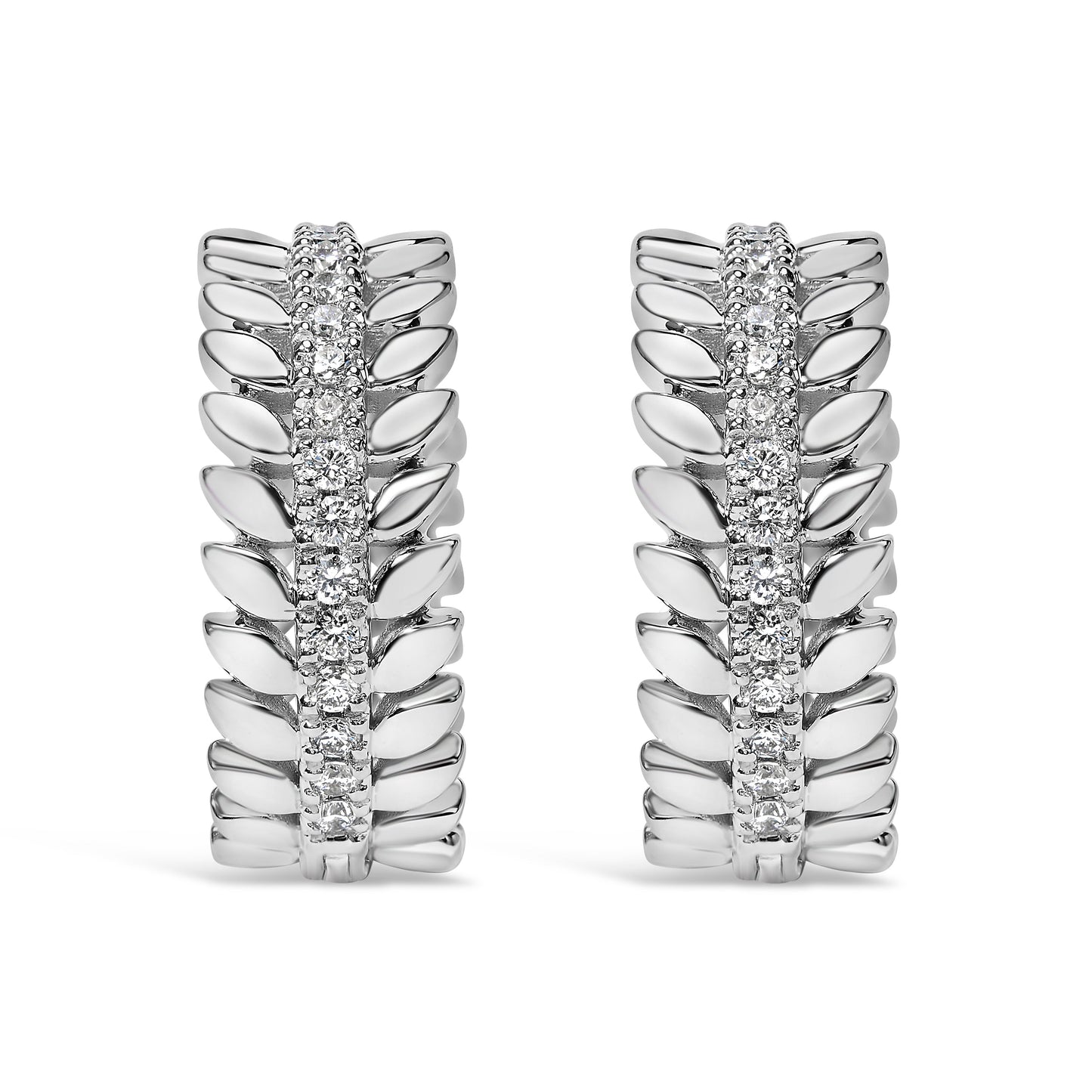 Pendientes de aro de oro blanco de 14 quilates con diamantes de laboratorio de 1/4 qt. en forma de corona de hojas (color F-G, claridad VS1-VS2)